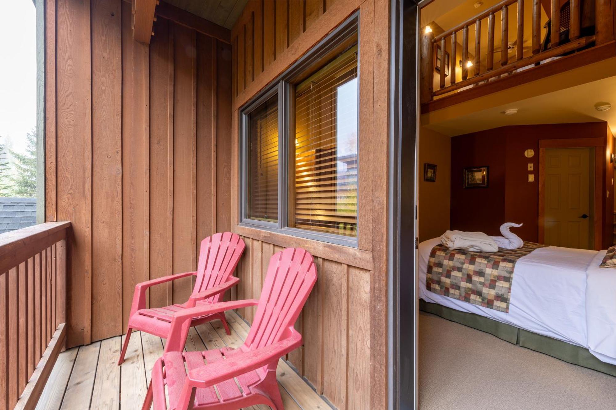 Vagabond Lodge At Kicking Horse Golden Exterior photo