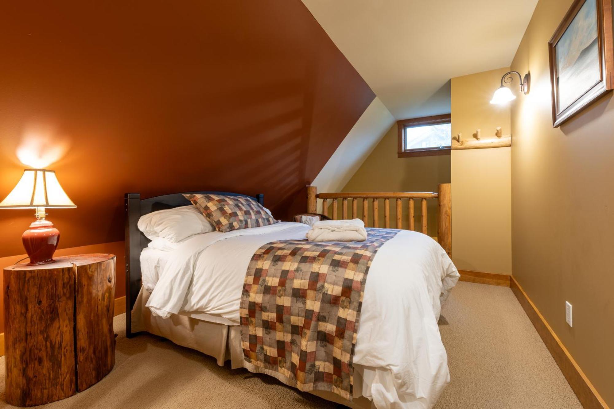 Vagabond Lodge At Kicking Horse Golden Exterior photo