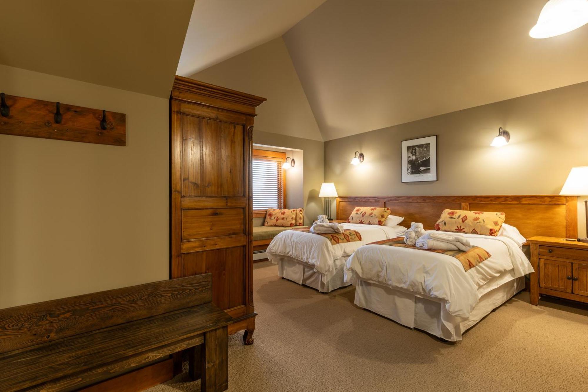 Vagabond Lodge At Kicking Horse Golden Exterior photo