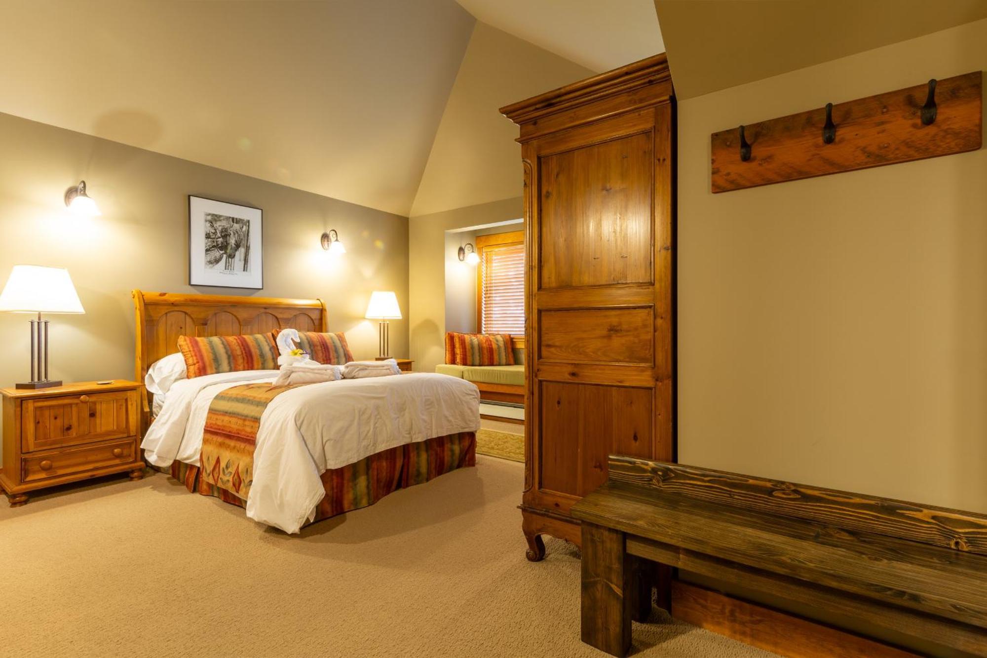 Vagabond Lodge At Kicking Horse Golden Exterior photo