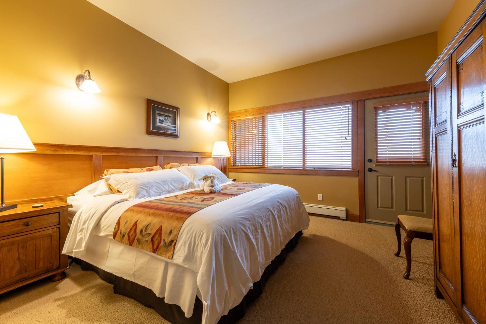 Vagabond Lodge At Kicking Horse Golden Exterior photo