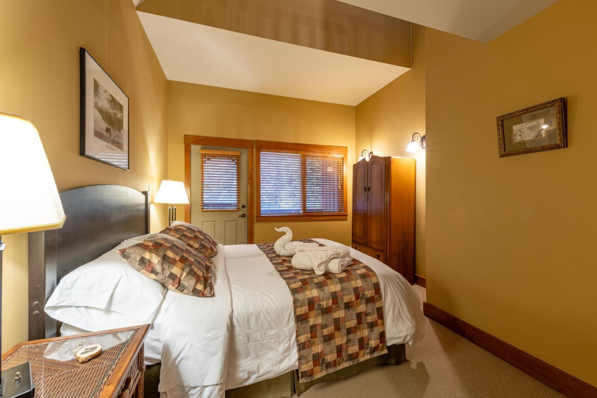 Vagabond Lodge At Kicking Horse Golden Exterior photo