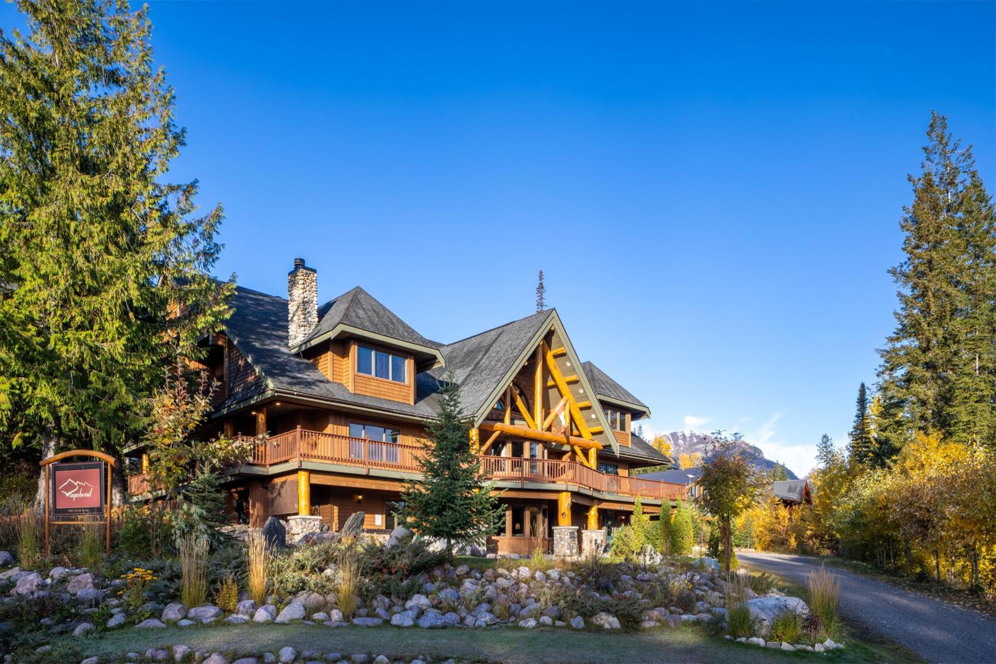 Vagabond Lodge At Kicking Horse Golden Exterior photo
