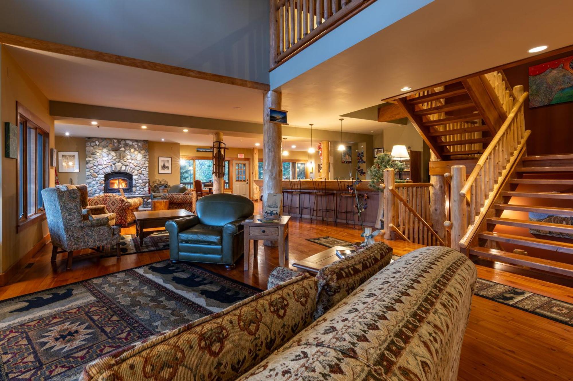 Vagabond Lodge At Kicking Horse Golden Exterior photo