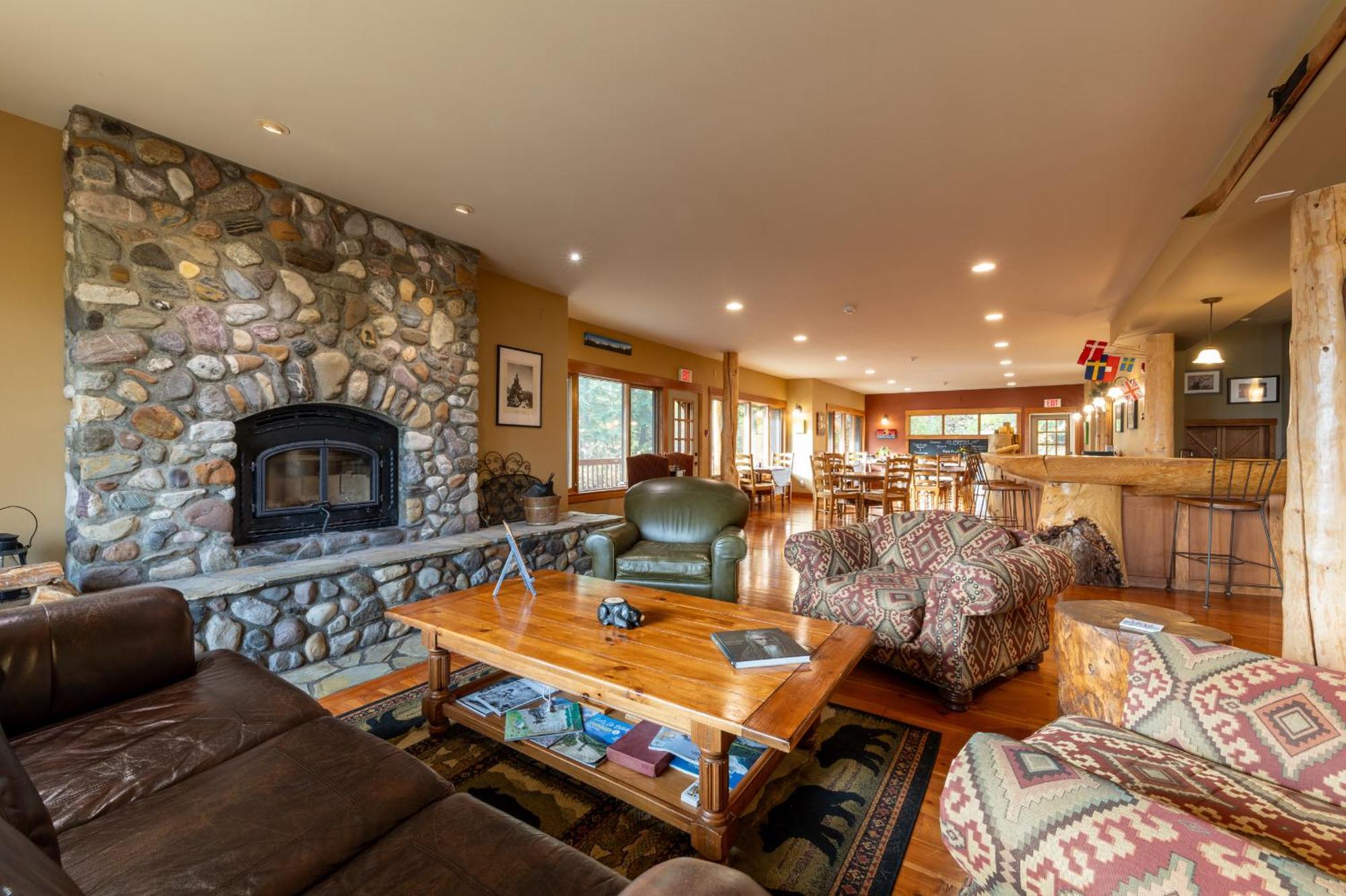 Vagabond Lodge At Kicking Horse Golden Exterior photo