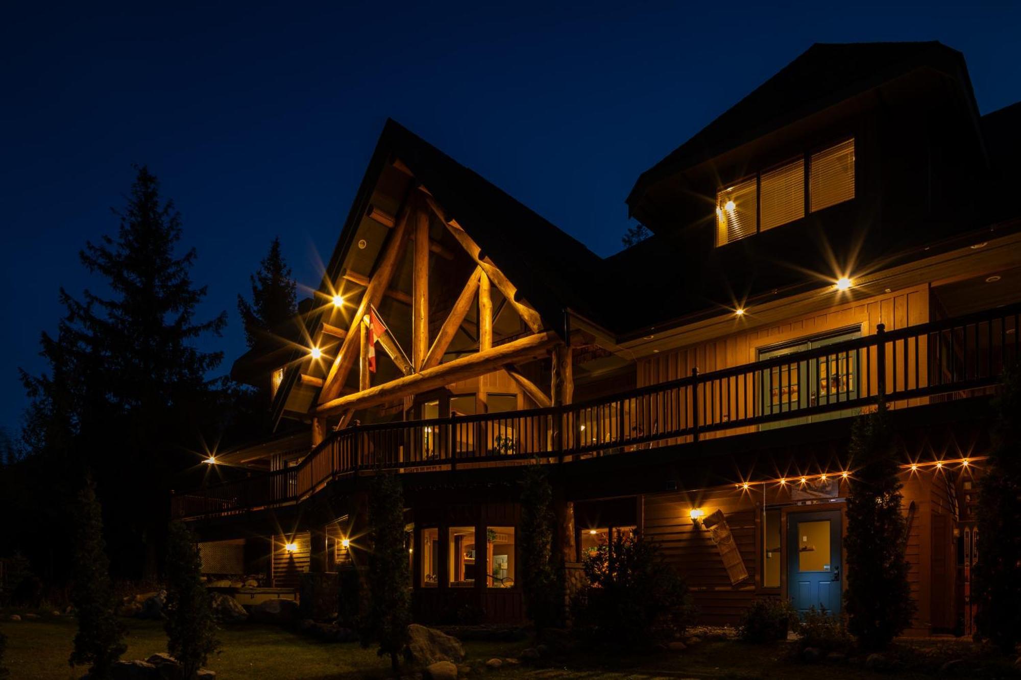 Vagabond Lodge At Kicking Horse Golden Exterior photo