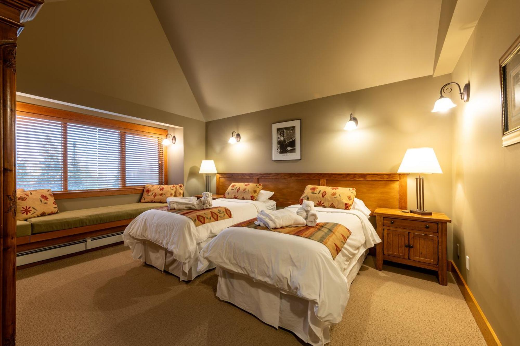 Vagabond Lodge At Kicking Horse Golden Exterior photo